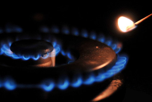 Dopo il tetto ai carburanti, Eni interviene anche sulle bollette di luce e gas Dopo il tetto ai carburanti, Eni interviene anche sulle bollette di luce e gas