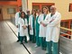 Il direttore della struttura complessa di Chirurgia Vascolare, Alberto Pecchio, con un gruppo di collaboratori e collaboratrici Il direttore della struttura complessa di Chirurgia Vascolare, Alberto Pecchio, con un gruppo di collaboratori e collaboratrici