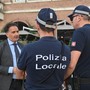L'assessore con alcuni rappresentanti della polizia locale (foto di archivio) L'assessore con alcuni rappresentanti della polizia locale (foto di archivio)