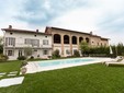 L'esterno con giardino e piscina