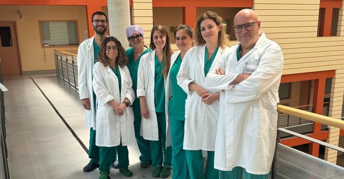 Il direttore della struttura complessa di Chirurgia Vascolare, Alberto Pecchio, con un gruppo di collaboratori e collaboratrici
