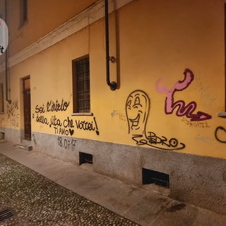 Tra via Bonzanigo e via Cotti Ceres graffiti e degrado davanti ad uno degli edifici storici di Asti [FOTO]