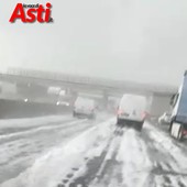 Le immagini della grandinata che in pochi minuti ha mandato in tilt il traffico sull'A21