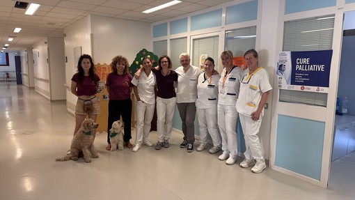 Mia, Gummy e Chico, i cani coinvolti nel progetto di Pet Therapy, nell'ambulatorio di Cure Palliative del Cardinal Massaia insieme all'equipe Asl AT e agli operatori dell'associazione di CONteSTO APS Mia, Gummy e Chico, i cani coinvolti nel progetto di Pet Therapy, nell'ambulatorio di Cure Palliative del Cardinal Massaia insieme all'equipe Asl AT e agli operatori dell'associazione di CONteSTO APS