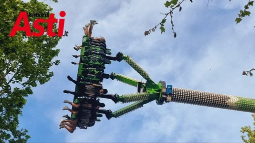 Ultimo giro sulle giostre in piazza Campo del Palio per il luna park di San Secondo