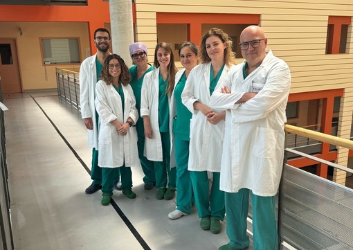 Il direttore della struttura complessa di Chirurgia Vascolare, Alberto Pecchio, con un gruppo di collaboratori e collaboratrici Il direttore della struttura complessa di Chirurgia Vascolare, Alberto Pecchio, con un gruppo di collaboratori e collaboratrici