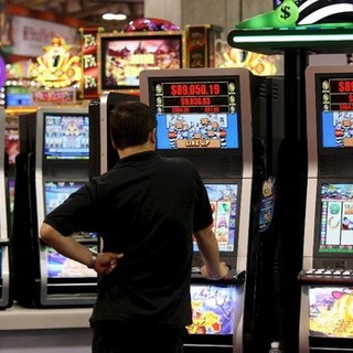 Gioco d’azzardo, il Piemonte spende miliardi e paga il conto in termini di salute e sicurezza