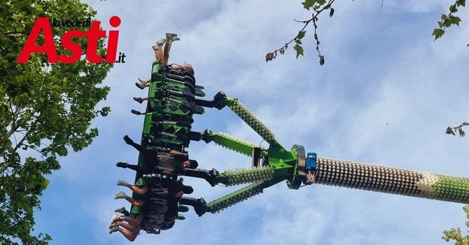 Ultimo giro sulle giostre in piazza Campo del Palio per il luna park di San Secondo