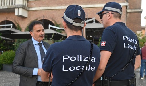 L'assessore con alcuni rappresentanti della polizia locale (foto di archivio)