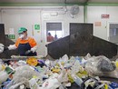Un'installazione artistica fatta da rifiuti, al polo trattamento di Gaia con i consorzi Cial (recupero alluminio), Corepla (plastica), Ricrea (acciaio)