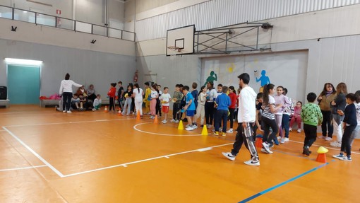 Duecento bambini e bambine delle scuole primarie Cagni, Cavour e Baussano per la prima giornata  di Giochi senza Quartiere [FOTO]