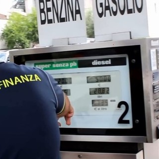 Caro carburanti, la Guardia di Finanza controlla i distributori: violazioni in più di un caso su 4