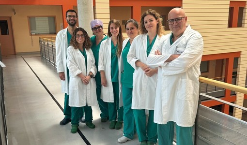 Il direttore della struttura complessa di Chirurgia Vascolare, Alberto Pecchio, con un gruppo di collaboratori e collaboratrici