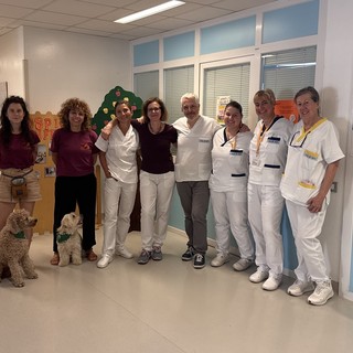 Mia, Gummy e Chico, i cani coinvolti nel progetto di Pet Therapy, nell'ambulatorio di Cure Palliative del Cardinal Massaia insieme all'equipe Asl AT e agli operatori dell'associazione di CONteSTO APS