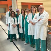 Il direttore della struttura complessa di Chirurgia Vascolare, Alberto Pecchio, con un gruppo di collaboratori e collaboratrici