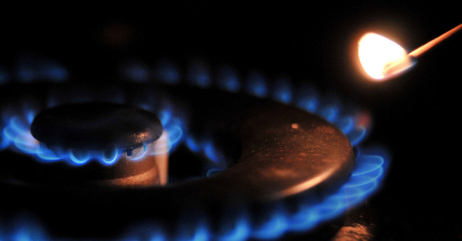 Dopo il tetto ai carburanti, Eni interviene anche sulle bollette di luce e gas