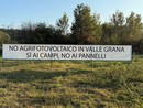 Striscione posto questo pomeriggio nel punto in cui sorgerà l'impianto