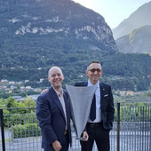 Davide Serpagli e Simone Aime a Longarone con il modellino della diga Davide Serpagli e Simone Aime a Longarone con il modellino della diga