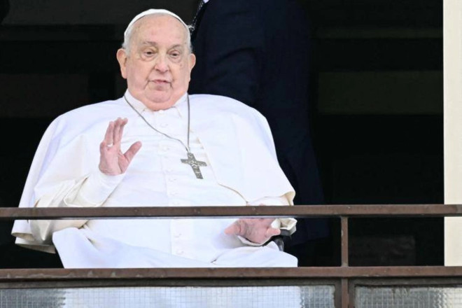 Papa Francesco si affaccia dal Gemelli e alza il pollice: &quot;Grazie a tutti&quot; (foto adnkronos)