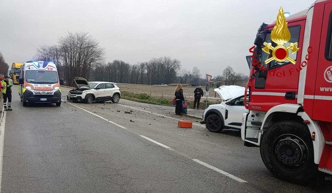 Incidente a tre al bivio per Rocchetta Tanaro: intervengono vigili del fuoco e 118