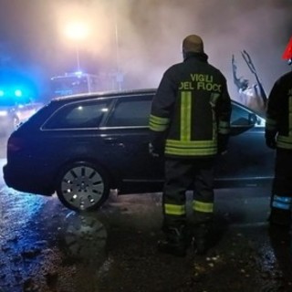 Una delle auto date alle fiamme nel quartiere San Fedele