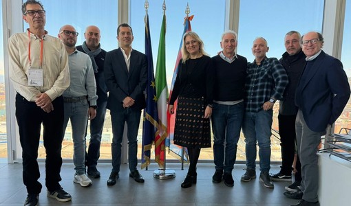 Foto di gruppo dopo la firma del protocollo Foto di gruppo dopo la firma del protocollo