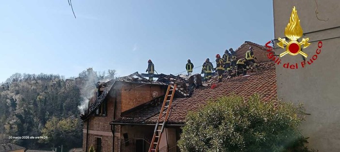 Vasto incendio a Mombaruzzo: in fiamme un tetto in centro paese Vasto incendio a Mombaruzzo: in fiamme un tetto in centro paese