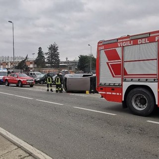Incidente a Castell'Alfero: auto si ribalta e la conducente rimane incastrata
