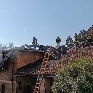 Vasto incendio a Mombaruzzo: in fiamme un tetto in centro paese