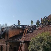 Vasto incendio a Mombaruzzo: in fiamme un tetto in centro paese Vasto incendio a Mombaruzzo: in fiamme un tetto in centro paese