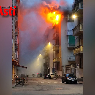 Asti, fiamme in via Ratti: devastato un appartamento [FOTO E VIDEO]