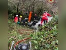 Auto finisce in una scarpata: conducente estratto dai vigili del fuoco Auto finisce in una scarpata: conducente estratto dai vigili del fuoco