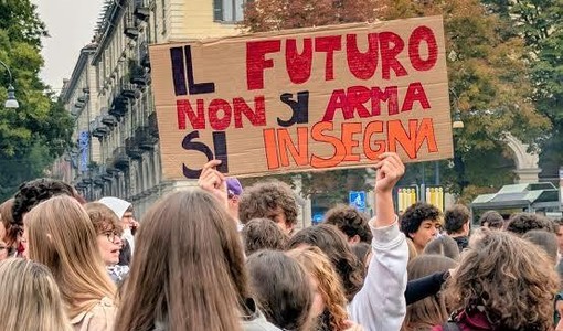 Studenti in piazza ad Asti, la protesta fa paura solo nelle fake news: "Più scuola, meno armi"