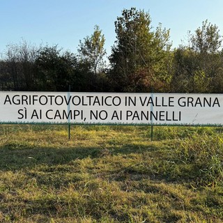 Striscione posto questo pomeriggio nel punto in cui sorgerà l'impianto