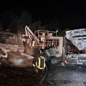 Vasto incendio in magazzino edile a Incisa Scapaccino. A fuoco 5 furgoni e due macchine