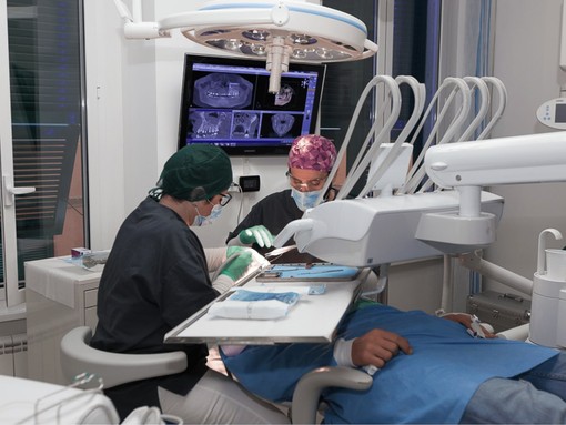 Implantologia dentale: tecniche moderne per una riabilitazione orale completa