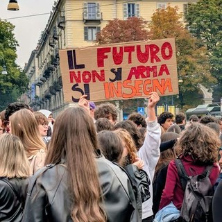 Studenti in piazza ad Asti, la protesta fa paura solo nelle fake news: "Più scuola, meno armi"