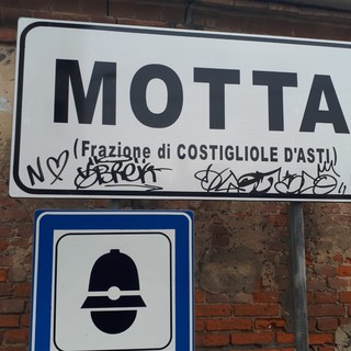 A Motta di Costigliole un improvvisato &quot;writer&quot; ha profanato anche un manifesto funebre