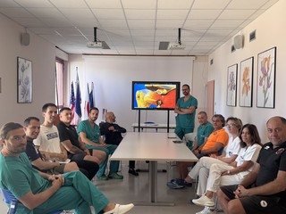 Il direttore generale Giovanni Gorgoni con: il direttore della struttura complessa di Ortopedia Federico Dettoni, gli specialisti Marco Dapavo, Simona Merlone, Michel Calò e Umberto Galluzzo, il direttore della Medicina Fisica e Riabilitazione Giovanna Lombardi, Fabrizio Canella direttore tecnico e Simone Soranzo club manager della Moncalieri Basket, Marco Caccialupi direttore sportivo Orange Futsal Asti, Matteo Binello dirigente Monferrato Rugby con il giocatore Andrea Bettiol. Il direttore generale Giovanni Gorgoni con: il direttore della struttura complessa di Ortopedia Federico Dettoni, gli specialisti Marco Dapavo, Simona Merlone, Michel Calò e Umberto Galluzzo, il direttore della Medicina Fisica e Riabilitazione Giovanna Lombardi, Fabrizio Canella direttore tecnico e Simone Soranzo club manager della Moncalieri Basket, Marco Caccialupi direttore sportivo Orange Futsal Asti, Matteo Binello dirigente Monferrato Rugby con il giocatore Andrea Bettiol.