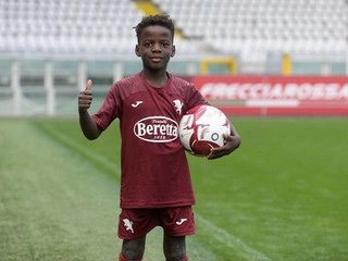 Il piccolo Ismael in maglia granata