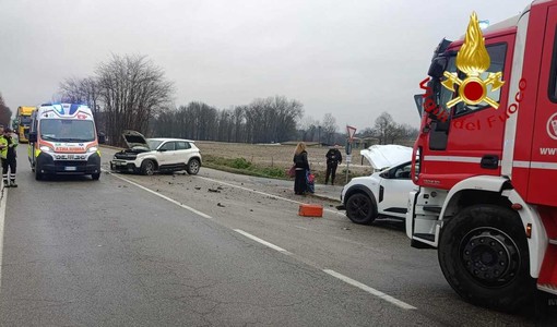 Incidente a tre al bivio per Rocchetta Tanaro: intervengono vigili del fuoco e 118