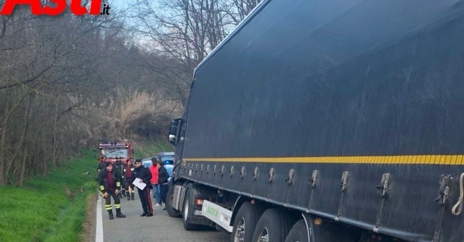 Bilico fuori strada a Vaglio Serra, traffico bloccato in Valdivaglio