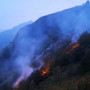 Incendi senza tregua nel Cuneese: il rogo sul monte Piastra entra nel sesto giorno Incendi senza tregua nel Cuneese: il rogo sul monte Piastra entra nel sesto giorno