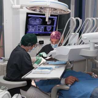 Implantologia dentale: tecniche moderne per una riabilitazione orale completa