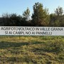 Striscione posto questo pomeriggio nel punto in cui sorgerà l'impianto
