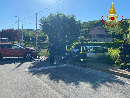 Scontro frontale a Castagnole delle Lanze: due i feriti sulla SP23 Scontro frontale a Castagnole delle Lanze: due i feriti sulla SP23