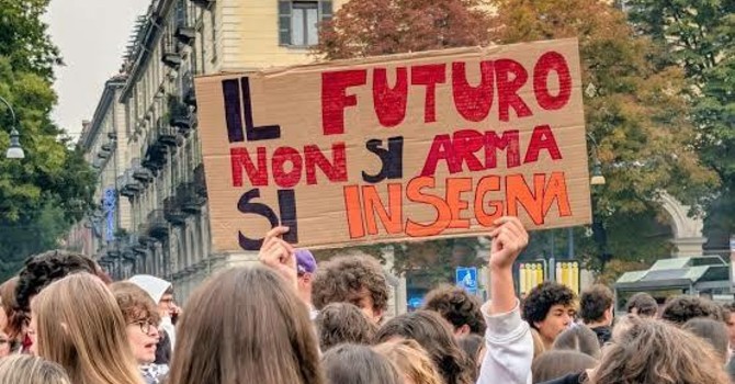 Studenti in piazza ad Asti, la protesta fa paura solo nelle fake news: "Più scuola, meno armi"