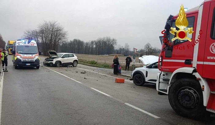 Incidente a tre al bivio per Rocchetta Tanaro: intervengono vigili del fuoco e 118