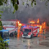 Incendio al deposito dei bus ad Alba: fiamme e alta colonna di fumo