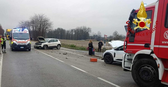 Incidente a tre al bivio per Rocchetta Tanaro: intervengono vigili del fuoco e 118